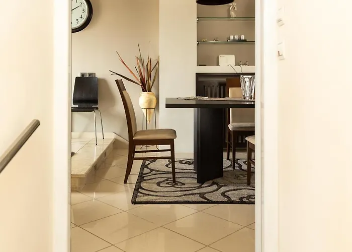Cosy Stays Near The Airport