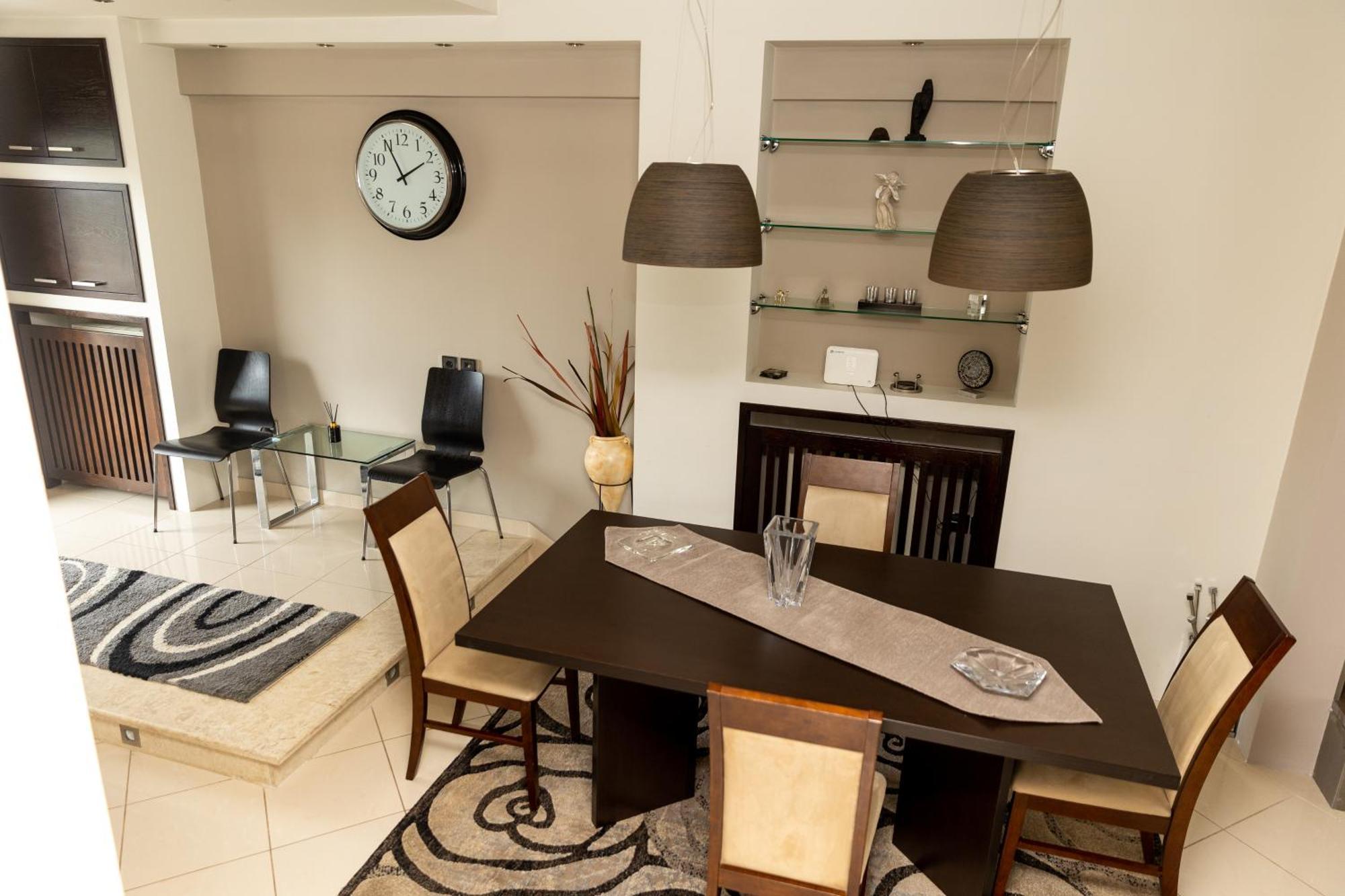 Cosy Near The Airport Apartment